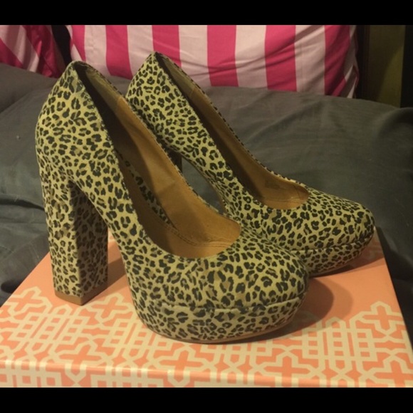 Gianni Bini Shoes - 💕 4 for $15 💕 Gianni Bini Block Heels